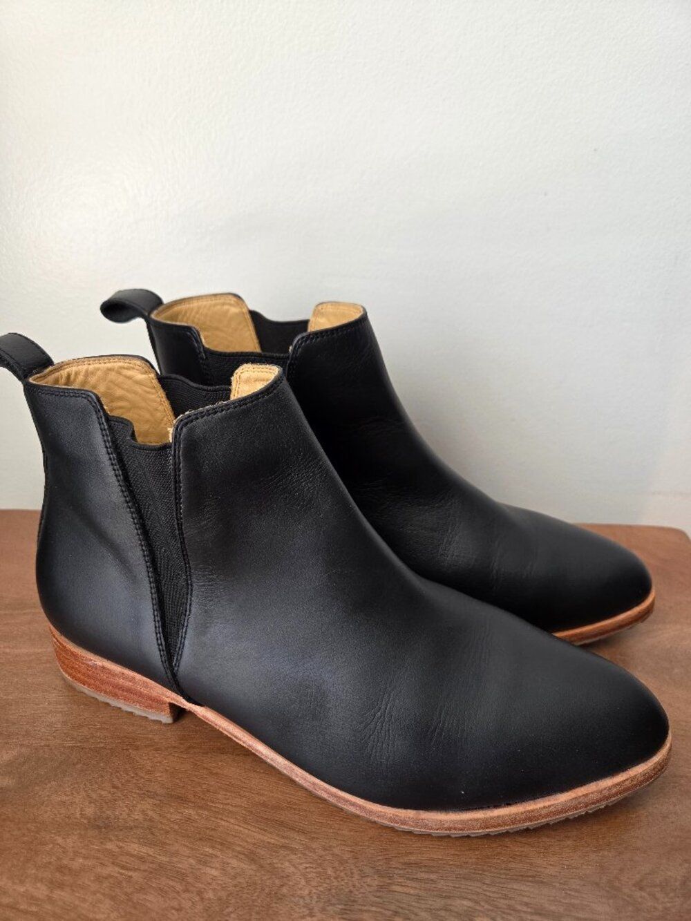 LIKE NEW NISOLO BLACK GENUINE LEATHER EVA EVERYDAY CHELSEA BOOTS SIZE 9.5 WOMENS
